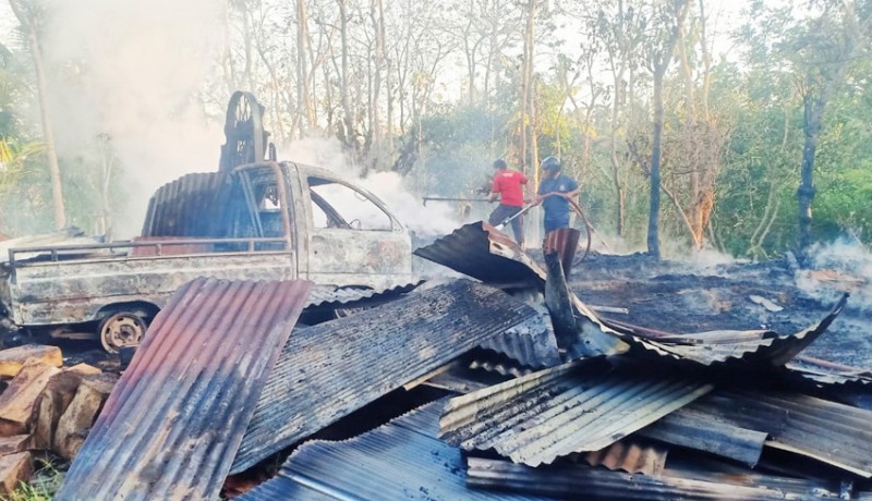 www.nusabali.com-gudang-serkel-kayu-terbakar-mesin-gergaji-hingga-mobil-pikap-ikut-hangus