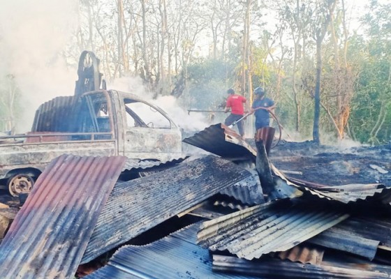 Nusabali.com - gudang-serkel-kayu-terbakar-mesin-gergaji-hingga-mobil-pikap-ikut-hangus