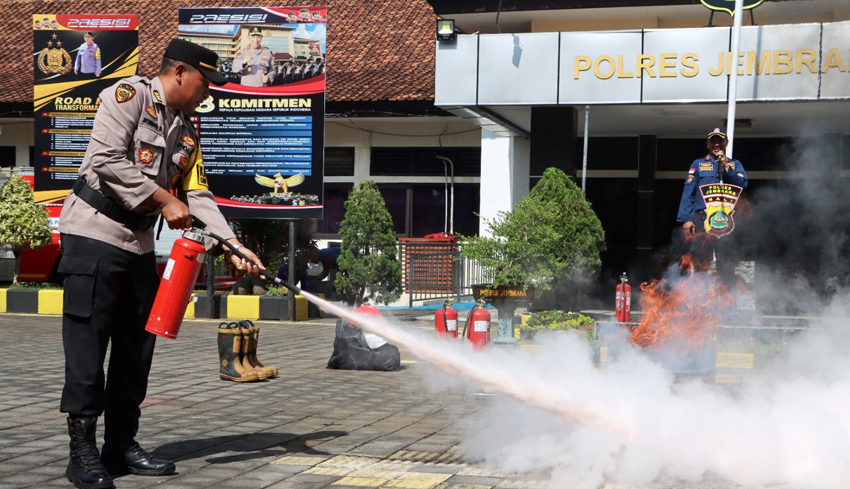 Jajaran Polres Jembrana Dilatih Atasi Kebakaran