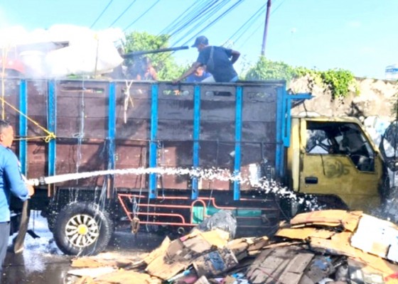 Nusabali.com - truk-muat-rongsokan-terbakar-di-banyubiru