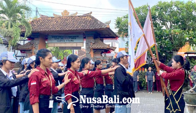 www.nusabali.com-serah-terima-ketua-osis-sma-pgri-amlapura