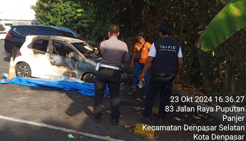 Dua Mobil Terbakar di Plaza Renon