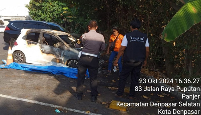 www.nusabali.com-dua-mobil-terbakar-di-plaza-renon