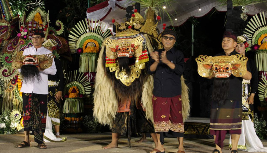 Juru Bapang Barong dan Juru Kendang Unjuk Kebolehan