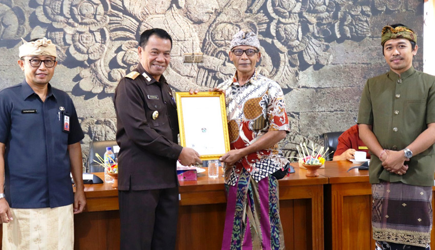 Belasan UMKM dan Pelaku Seni Terima HKI