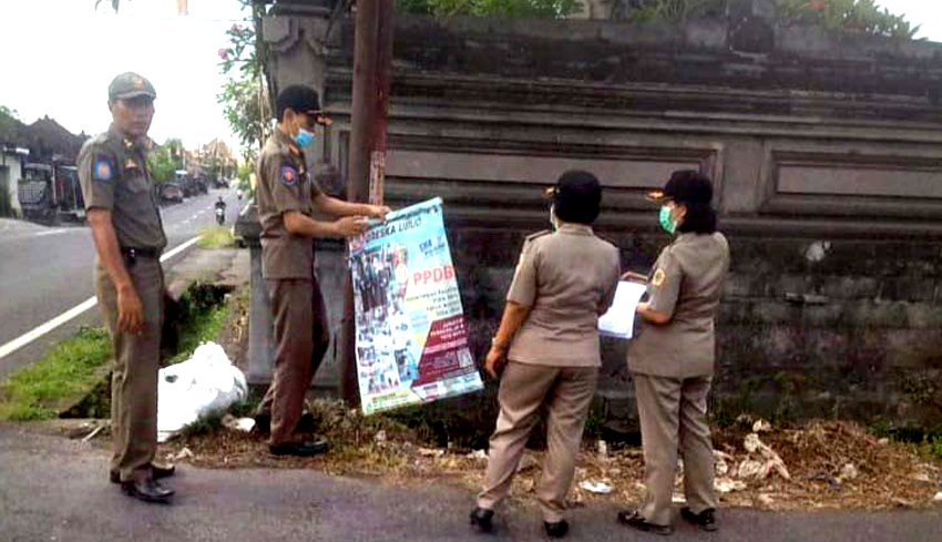 Satpol PP Tertibkan Papan Nama