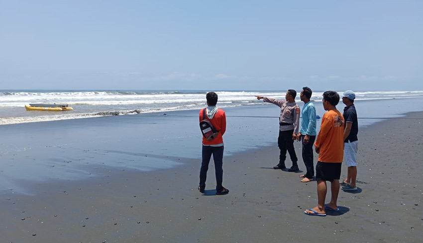 Banana Boat Terbalik di Perairan Pantai Tembles, Desa Penyaringan, Jembrana