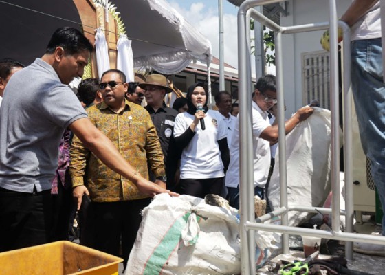 Nusabali.com - pjs-bupati-optimis-atasi-sampah-pasar