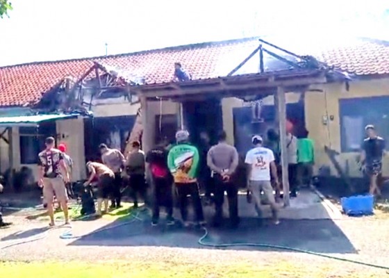 Nusabali.com - dua-rumah-di-asrama-brimob-gilimanuk-terbakar