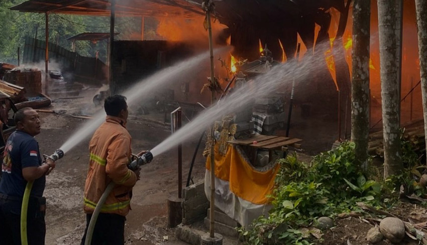 Pabrik Tedung Ludes Terbakar, Kerugian Tembus Rp 3 Miliar