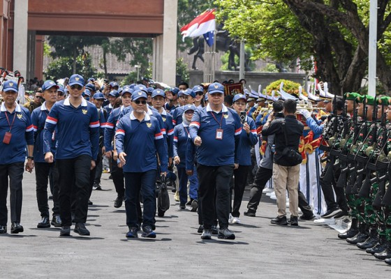 Nusabali.com - prosesi-jajar-kehormatan-lepas-peserta-retret-kabinet