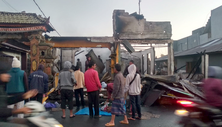 2 Toko dan Rumah Terbakar di Batur Selatan