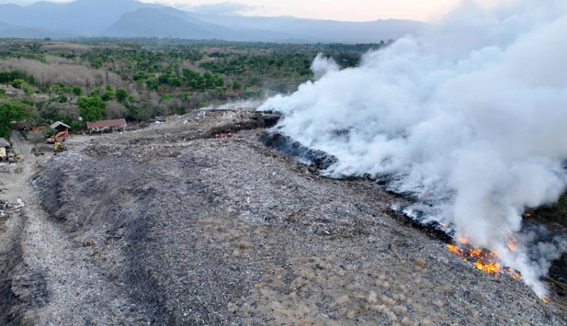 www.nusabali.com-suhu-panas-tpa-bengkala-terbakar