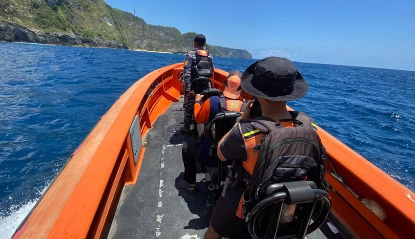 Pelajar Terseret Ombak Pantai Kelingking