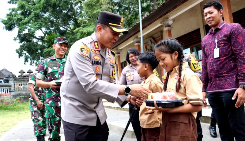 www.nusabali.com-polres-gianyar-distribusikan-makanan-sehat-di-sdn-2-pupuan