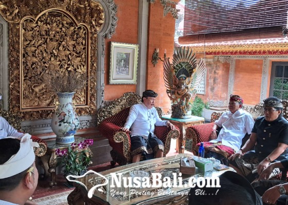 Nusabali.com - koster-giri-temui-cok-ace-di-puri-ubud