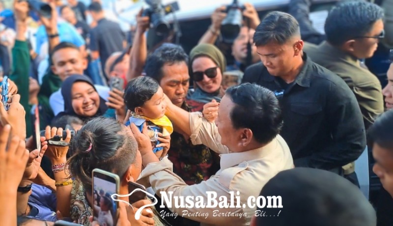 www.nusabali.com-pasangan-muda-asal-denpasar-rela-berdesakan-bawa-bayi-11-bulan-demi-dielus-prabowo