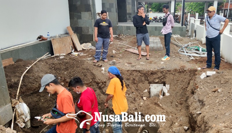 www.nusabali.com-pipa-bocor-picu-banjir-di-pasar-negara