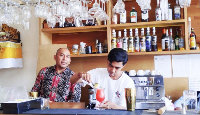 www.nusabali.com-kelurahan-dangin-puri-beri-latihan-bartender-ke-pemuda