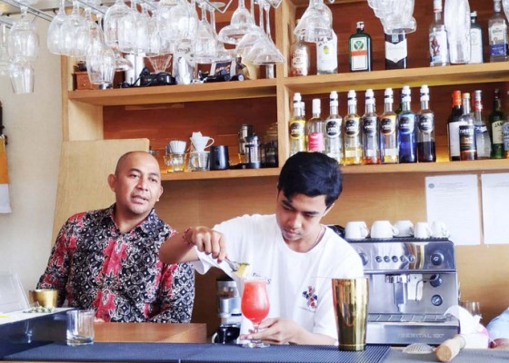 Nusabali.com - kelurahan-dangin-puri-beri-latihan-bartender-ke-pemuda