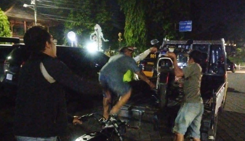 www.nusabali.com-razia-di-lapangan-puputan-badung-petugas-amankan-tujuh-motor