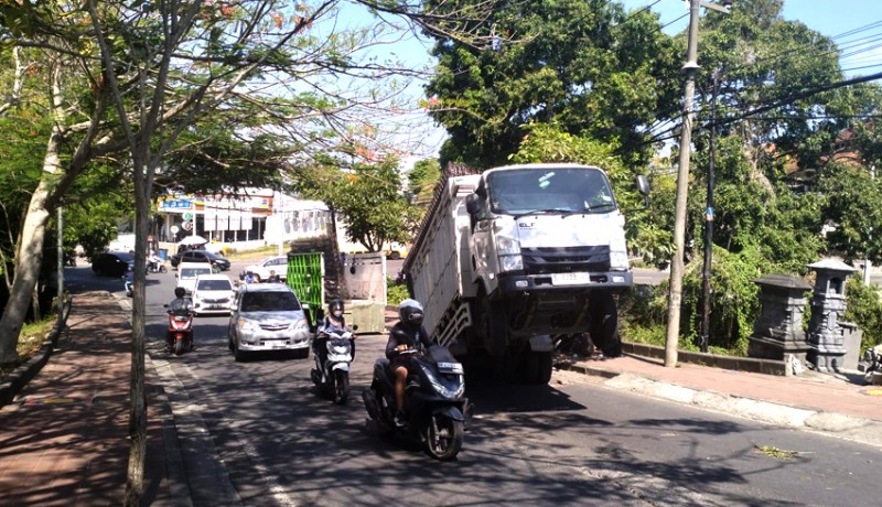 www.nusabali.com-truk-standing-di-tanjakan-kampus-unud-h-arus-lalu-lintas-sempat-tersendat