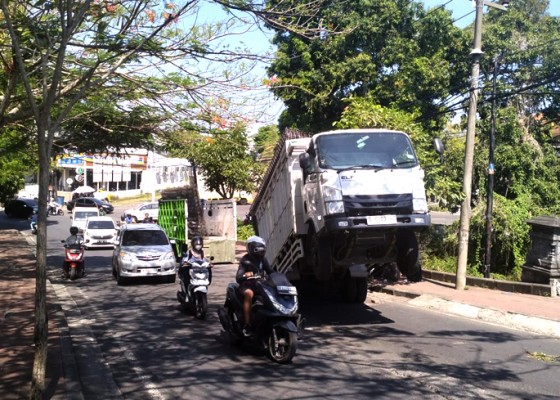 Nusabali.com - truk-standing-di-tanjakan-kampus-unud-h-arus-lalu-lintas-sempat-tersendat