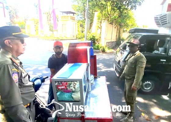 Nusabali.com - satpol-pp-tertibkan-kendaraan-parkir-sembarangan-di-kutsel