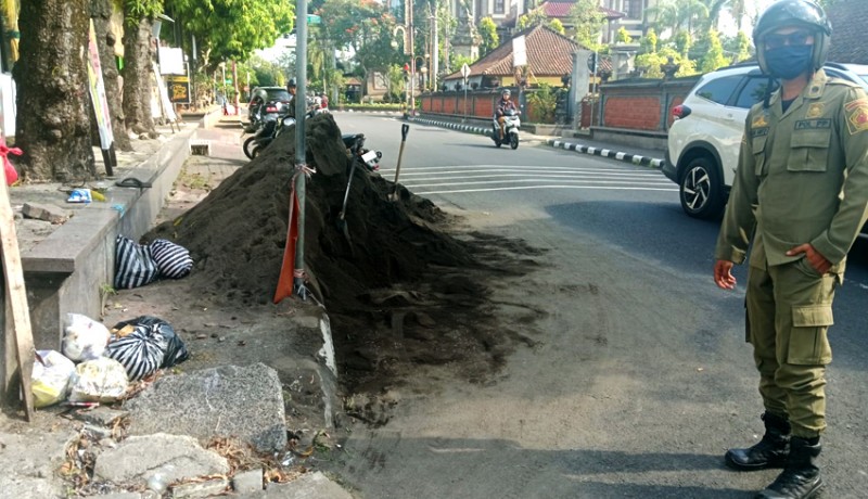 www.nusabali.com-satpol-pp-gianyar-semprit-pemilik-pasir-di-jalan