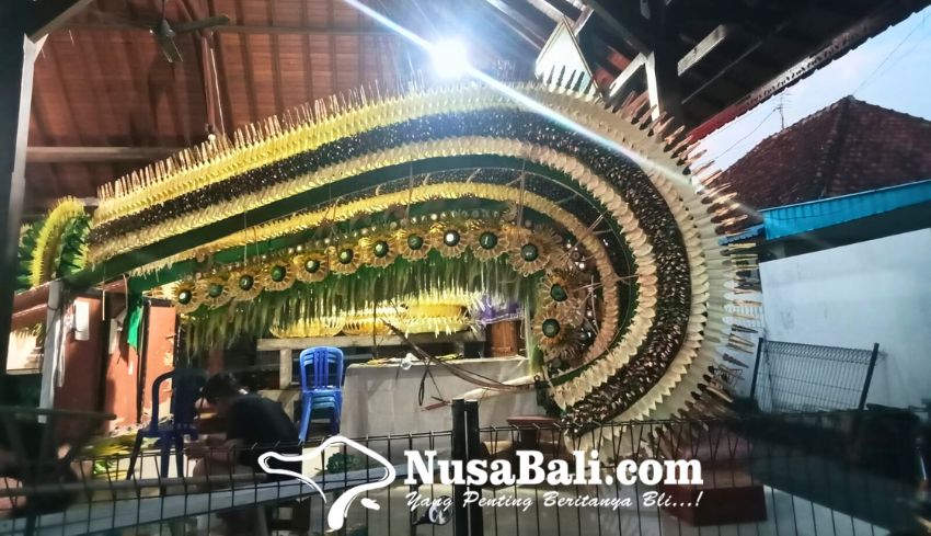 www.nusabali.com-penjor-canang-rebong-siap-semarakkan-karya-padudusan-agung-di-pura-jagatnatha-denpasar