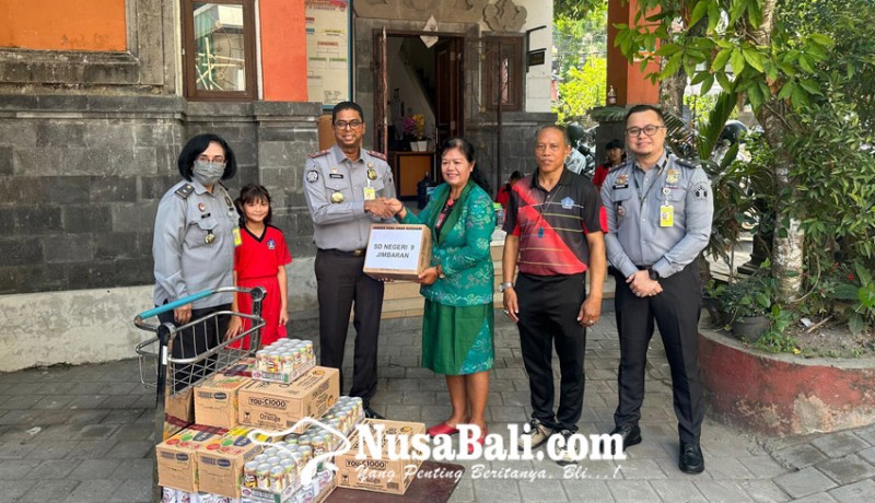 www.nusabali.com-imigrasi-ngurah-rai-bagikan-vitamin-dan-susu-untuk-anak-anak-sekolah