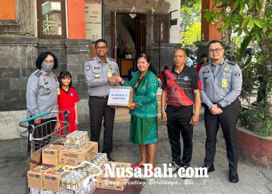 Nusabali.com - imigrasi-ngurah-rai-bagikan-vitamin-dan-susu-untuk-anak-anak-sekolah