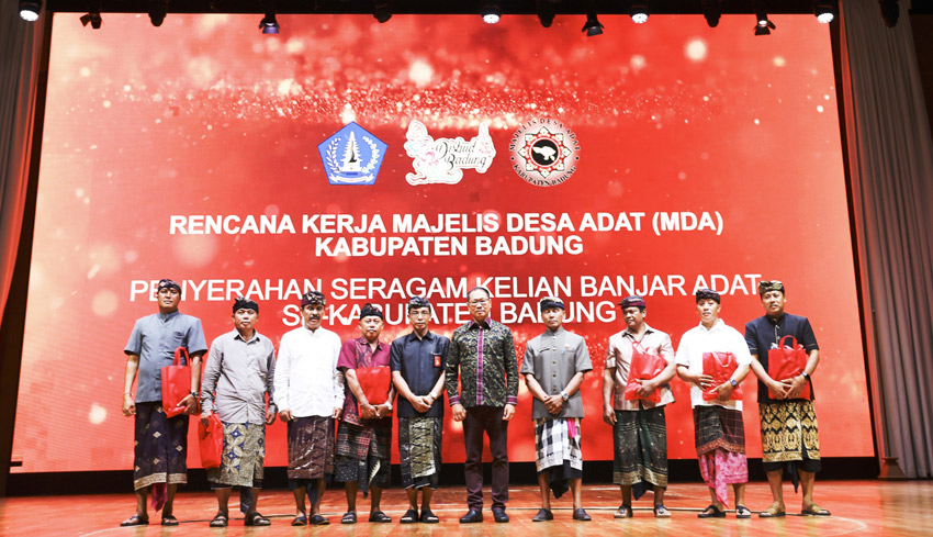 Kelian Banjar Adat Se-Badung Kebagian Seragam