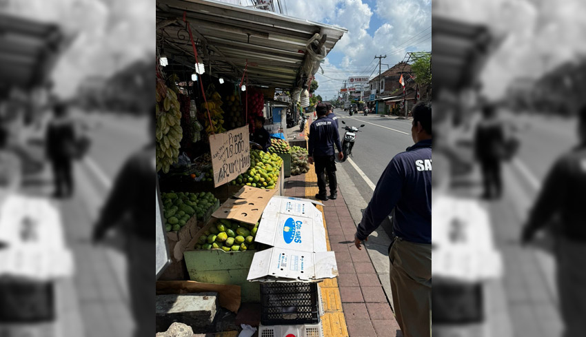 Satpol PP Denpasar Tertibkan Baliho dan Spanduk