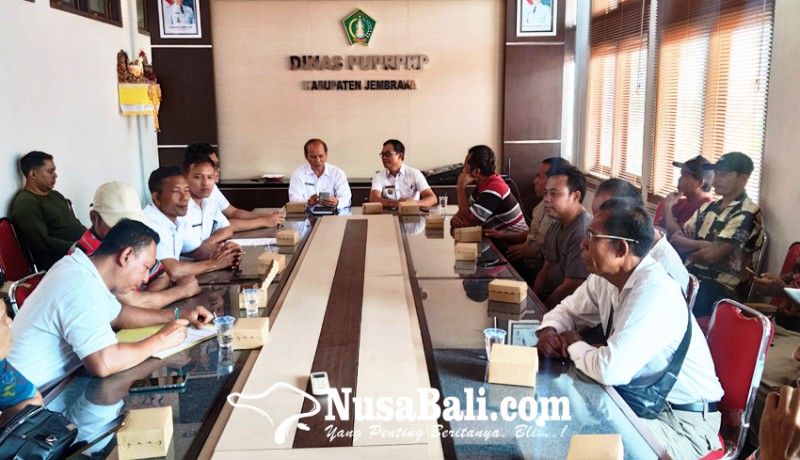 www.nusabali.com-tolak-proyek-iplt-belasan-warga-datangi-kantor-dinas-puprpkp