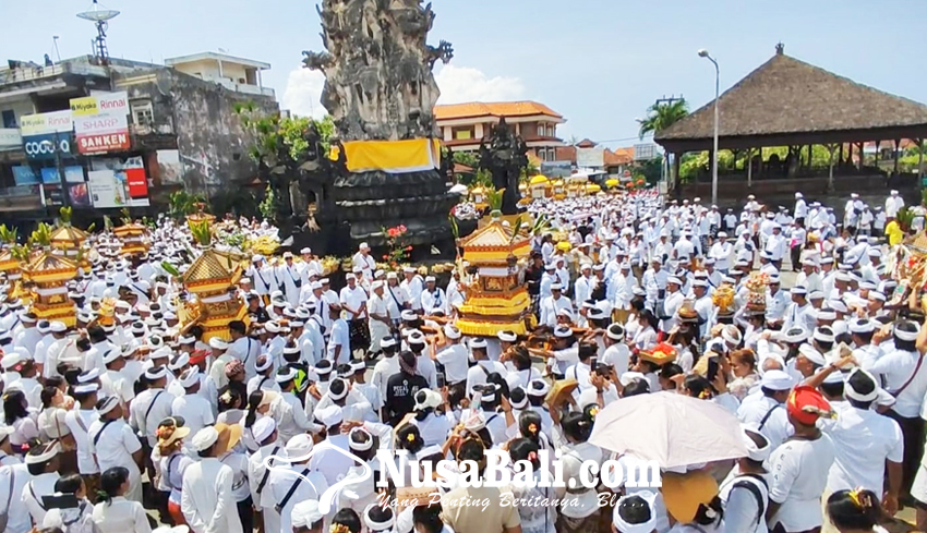 www.nusabali.com-ritual-macepuk-diwarnai-karauhan