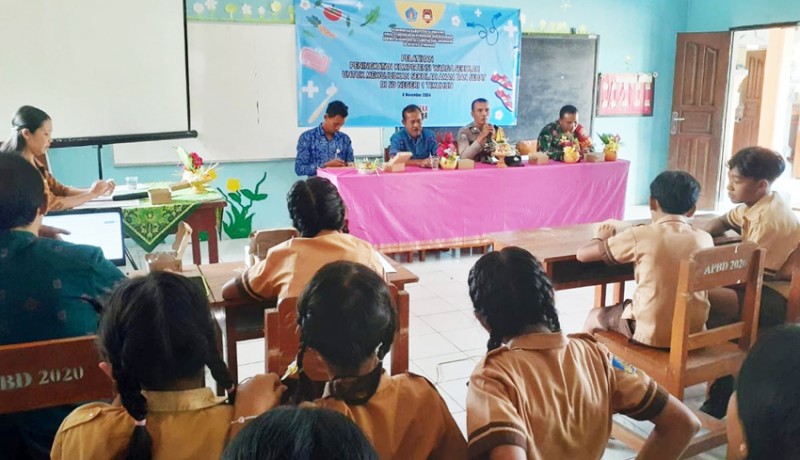 www.nusabali.com-police-goes-to-school-sambangi-sdn-1-timuhun