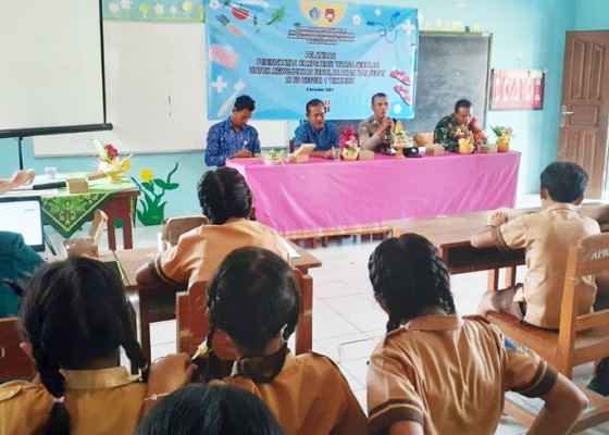 Nusabali.com - police-goes-to-school-sambangi-sdn-1-timuhun