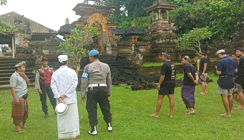 Candi Kurung Pura Bale Agung Tersambar Petir