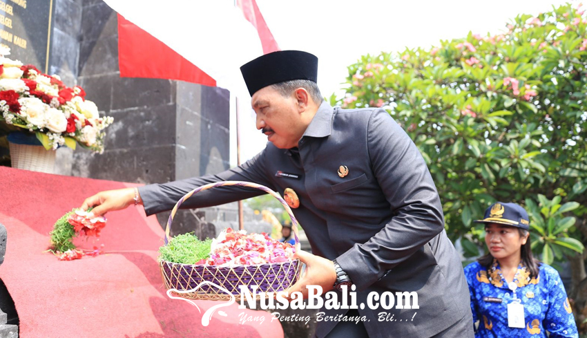 Pj Bupati Jendrika Tabur Bunga di Tugu Pahlawan