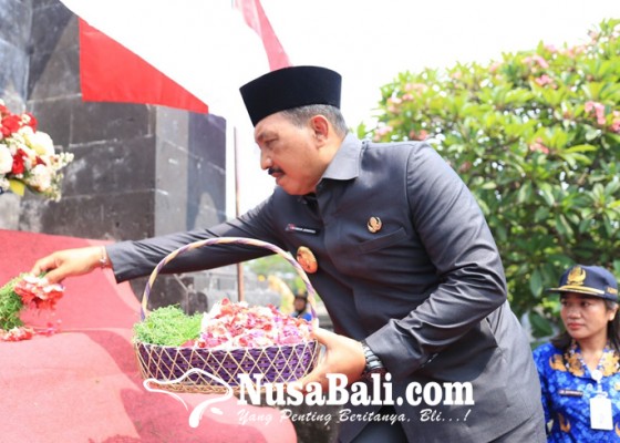 Nusabali.com - pj-bupati-jendrika-tabur-bunga-di-tugu-pahlawan