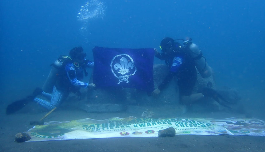 Pramuka Buleleng Tanam Terumbu Karang di Perairan Pancung