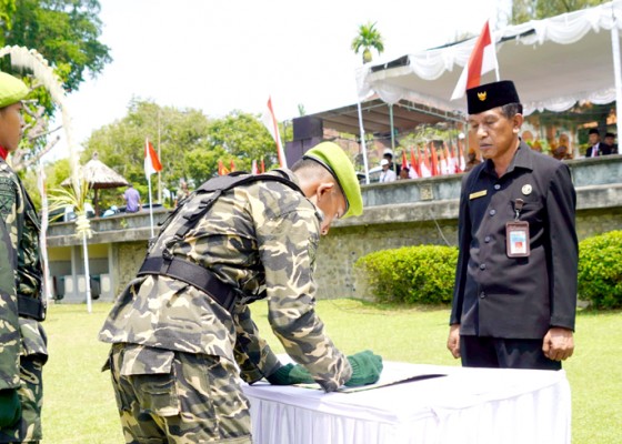 Nusabali.com - sekda-jembrana-terima-kirab-pataka-i-gusti-ngurah-rai