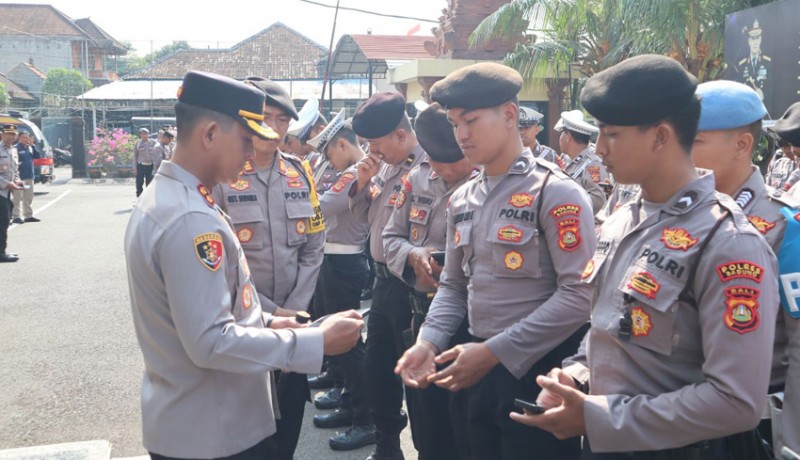 www.nusabali.com-berburu-judol-hp-anggota-polres-badung-disidak