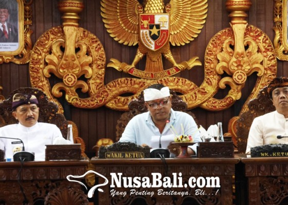 Nusabali.com - pj-bupati-jendrika-berikan-jawaban-pemandangan-umum-fraksi