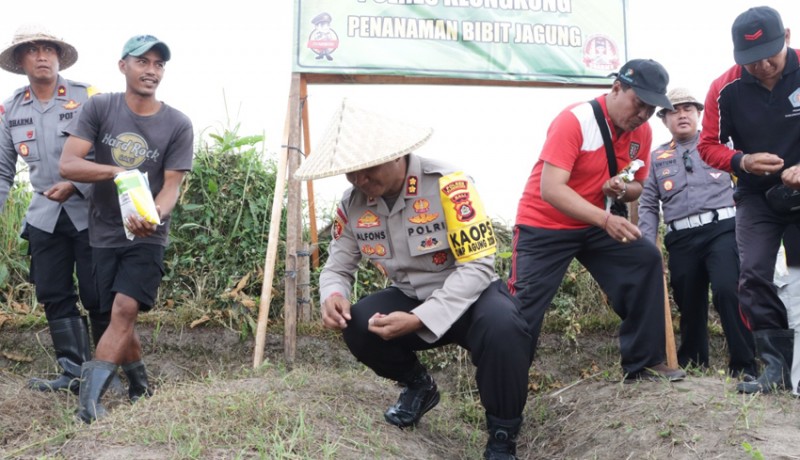 www.nusabali.com-polres-klungkung-tanam-jagung