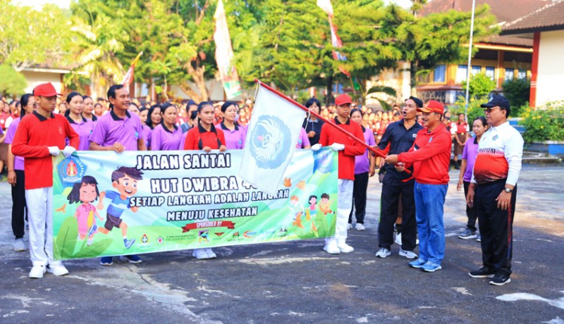 www.nusabali.com-lepas-peserta-jalan-santai-smpn-2-banjarangkan