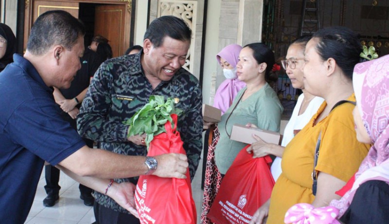 www.nusabali.com-tinjau-bazar-pangan-sekda-denpasar-serahkan-50-paket-bantuan-stunting