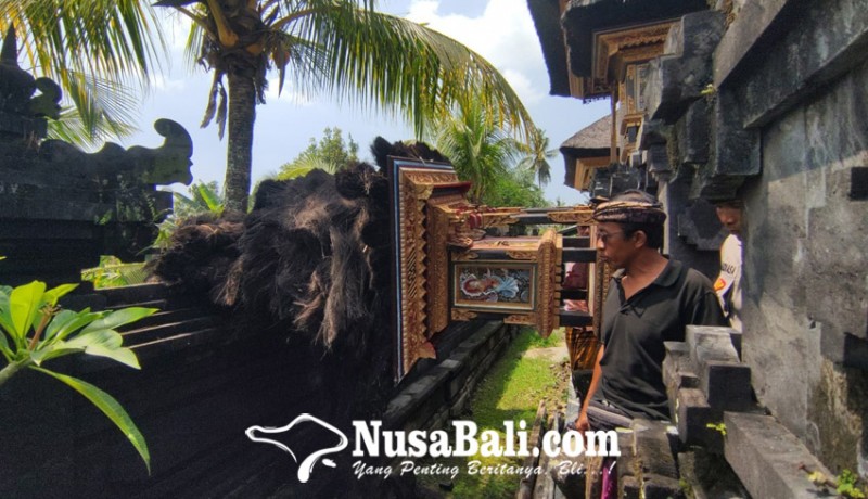 www.nusabali.com-diterjang-angin-meru-pura-dalem-timuhun-ambruk