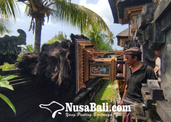 Nusabali.com - diterjang-angin-meru-pura-dalem-timuhun-ambruk